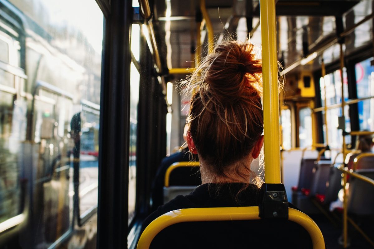 Ein Mann hat ein 13 Jahre altes Mädchen im Bus in Dortmund belästigt – und ist dann mit ihr ausgestiegen! (Symbolbild)