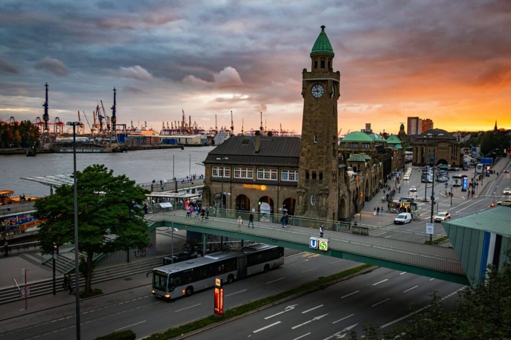 Der Hamburger Hafen bei Sonnenuntergang.
