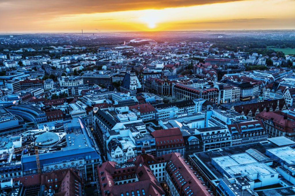 Die Skyline der Stadt Leipzig bei Sonnenuntergang.
