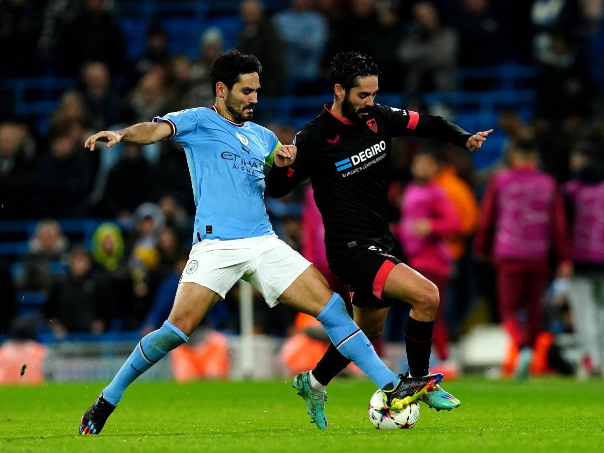 Gündogan links und Isco rechts im Zweikampf