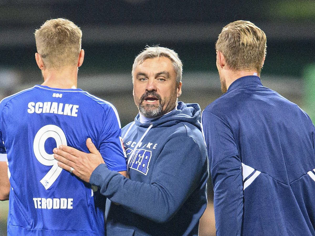 Beim FC Schalke 04 steht Thomas Reis vor einer schwierigen Entscheidung.