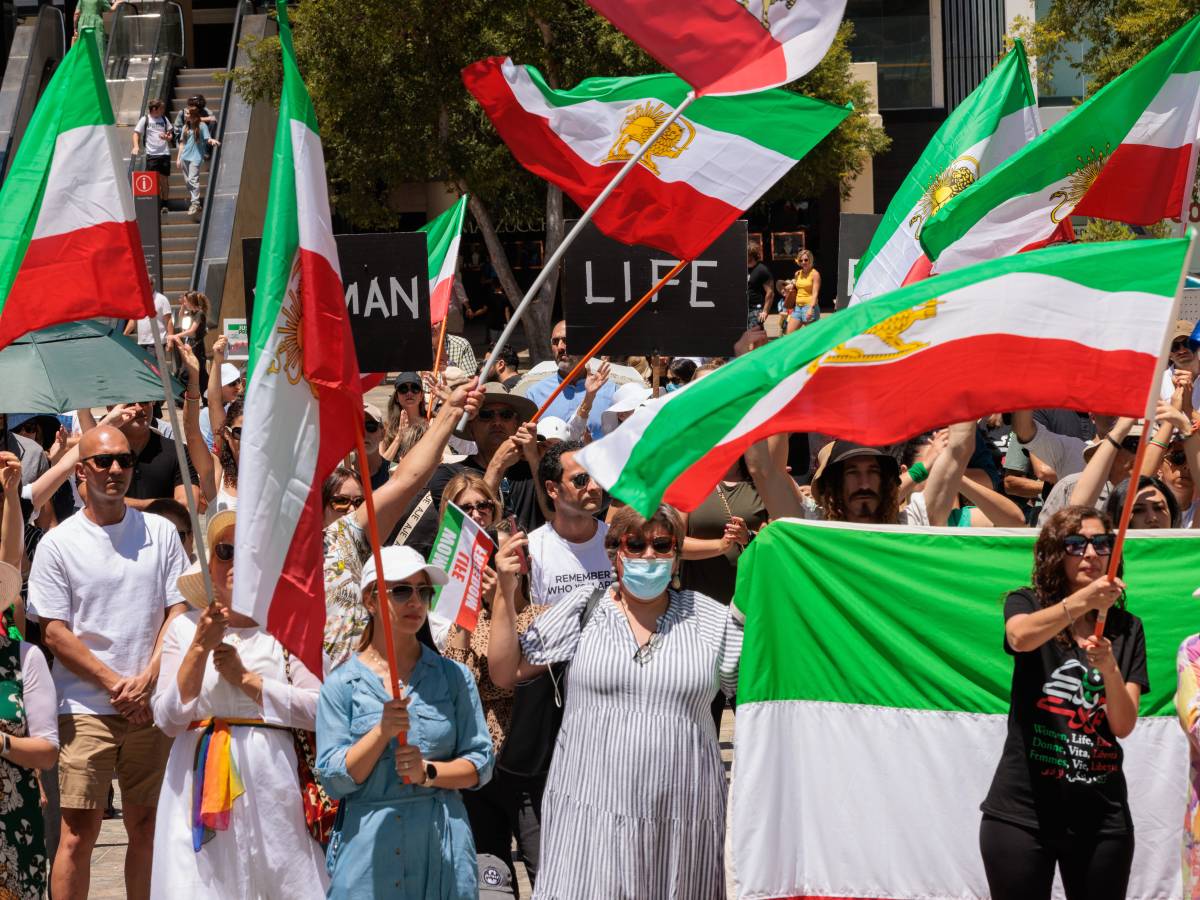 Immer mehr Menschen aus der Protestbewegung im Iran werden festgenommen oder getötet. Politiker übernehmen Patenschaften für Inhaftierte, um Aufmerksamkeit zu schaffen.