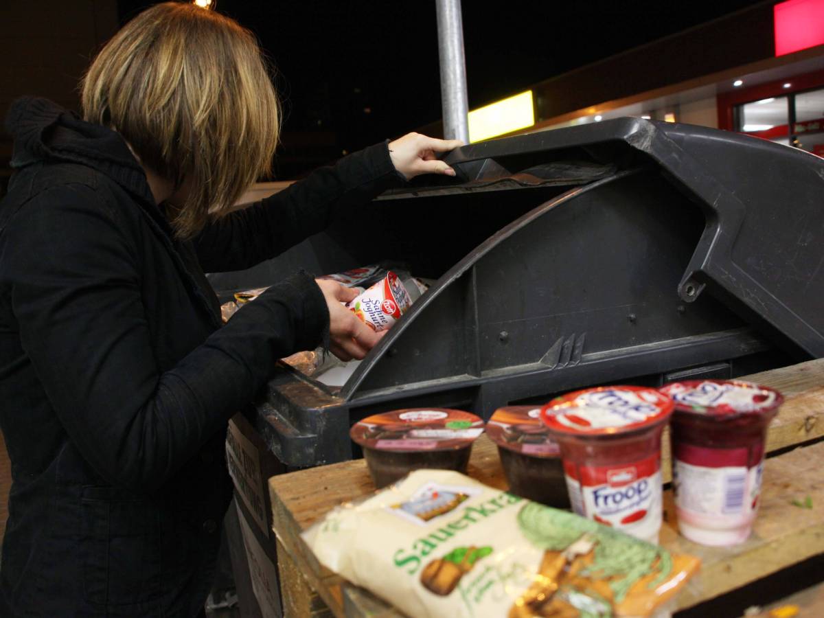 Lebensmittel aus dem Müll eines Supermarktes zu holen steht in Deutschland unter Strafe. FDP und Grüne wollen das jetzt ändern!