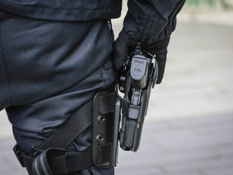 Bei einer Verkehrskontrolle soll ein Polizist eine Waffe auf einen Autofahrer gerichtet haben. Das Video kursiert nun im Internet! (Symbolbild)