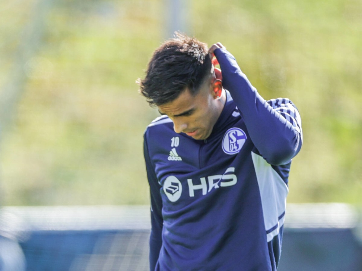 Rodrigo Zalazar kratzt sich beim Schalke-Training nachdenklich am Kopf.