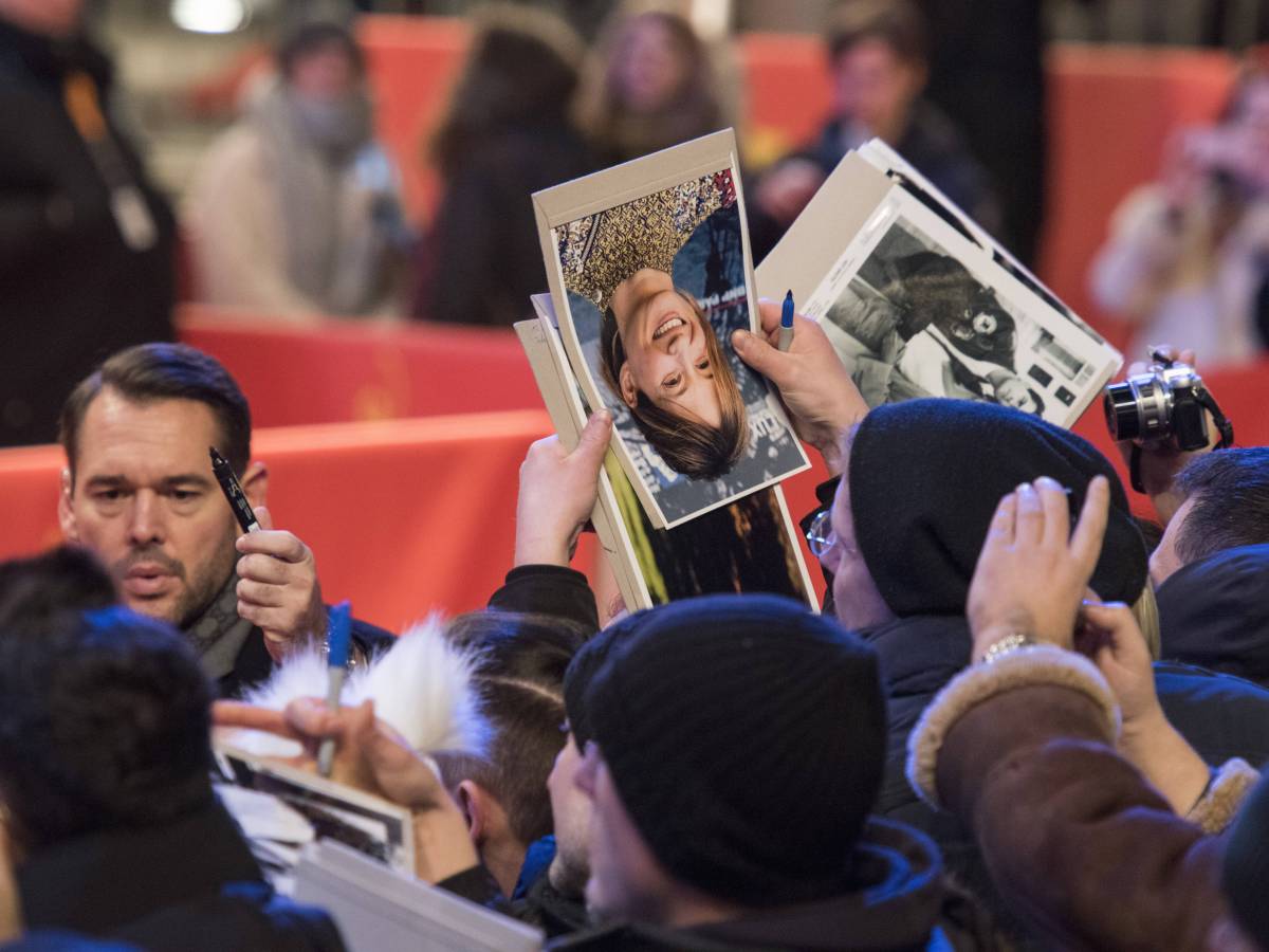 Autogrammjäger mit Fotografien von Schauspielerin Alba Rohrwacher am Roten Teppich bei der Premiere