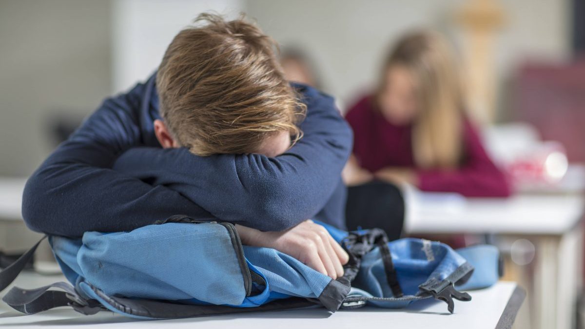 Schule in NRW Schüler gebeugt überm Tisch