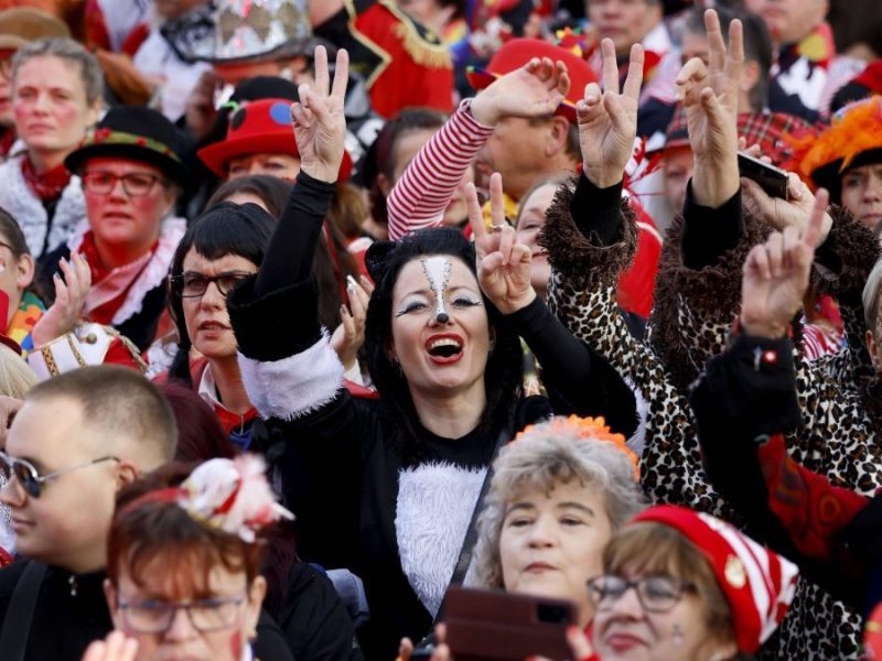 Karneval in NRW Feiernde in Kostümen