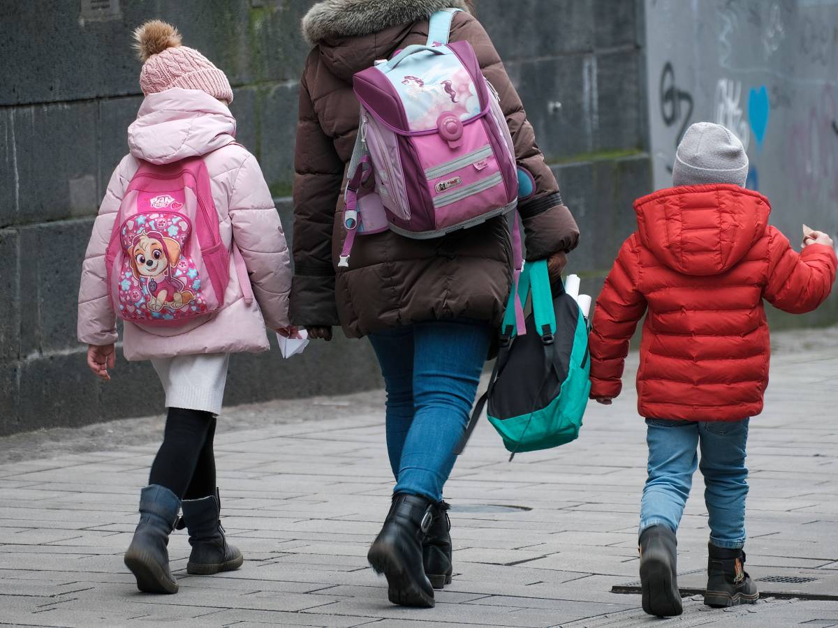 Staatliche Hilfen wie das Kindergeld unterstützen viele Familien jeden Monat. Das sind die Auszahlungstermine für Februar!