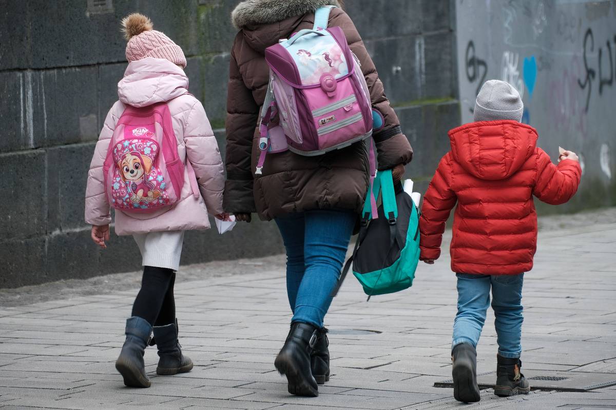 Staatliche Hilfen wie das Kindergeld unterstützen viele Familien jeden Monat. Das sind die Auszahlungstermine für Februar!