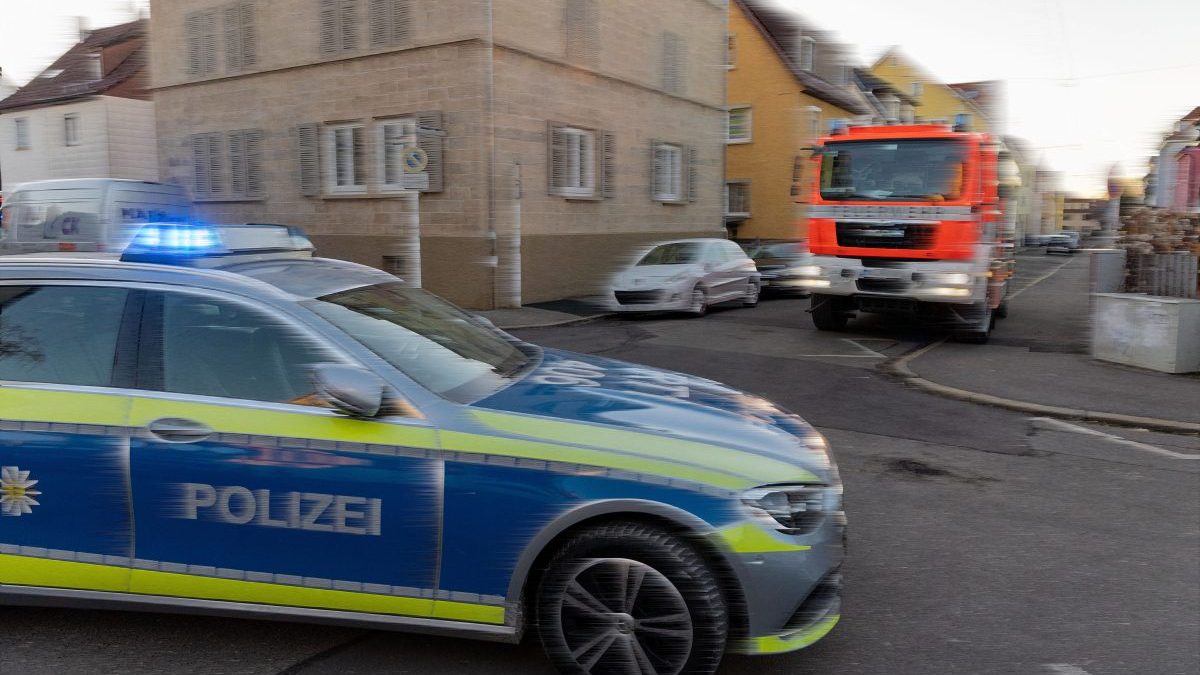 Polizeiwagen und Feuerwehr an Kreuzung