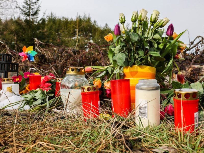 Blumen und Kerzen am Tatort in Freudenberg (NRW)