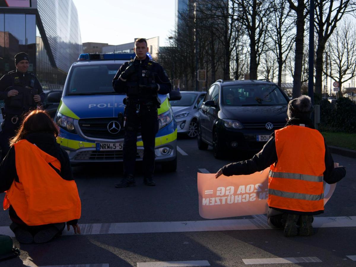 Dortmund: Klimakleber legen Verkehr lahm