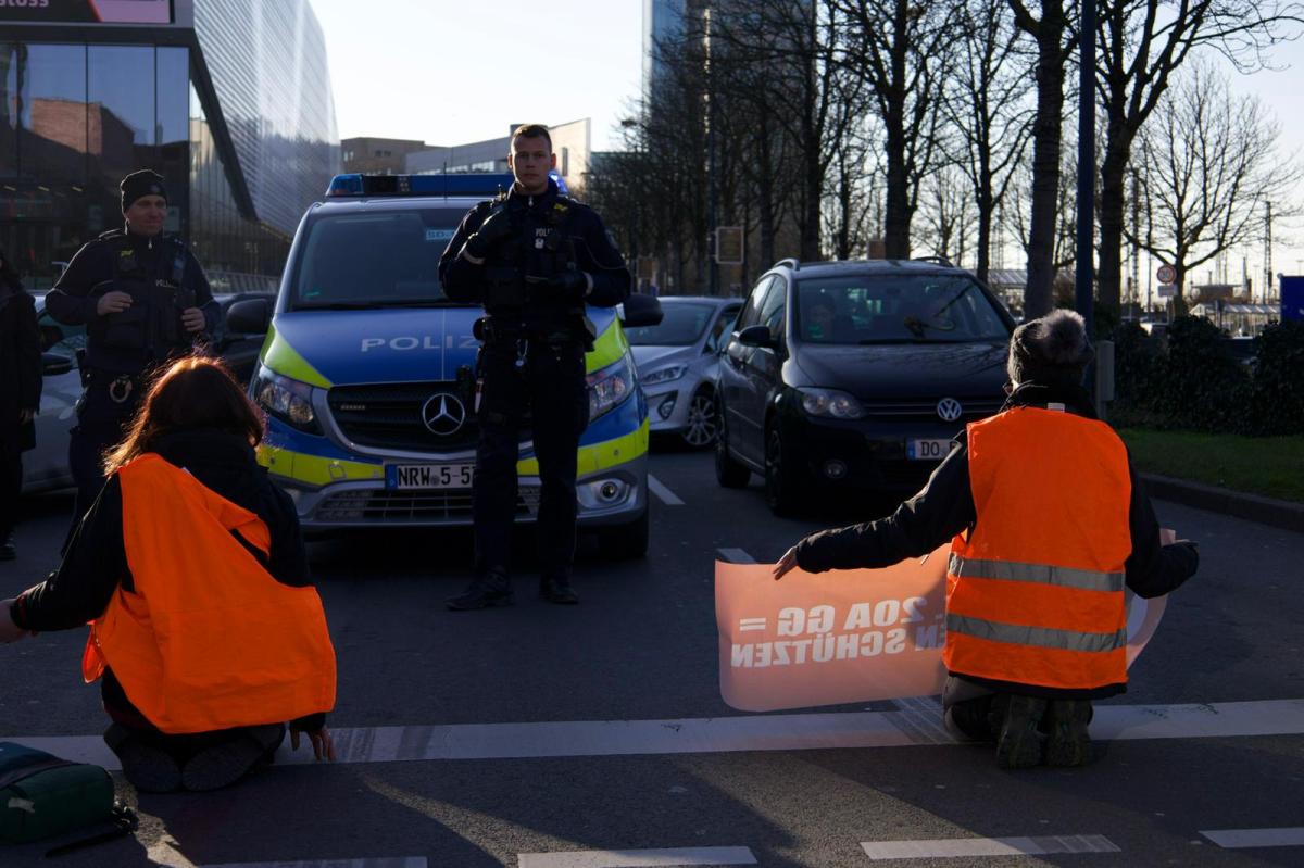 Dortmund: Klimakleber legen Verkehr lahm