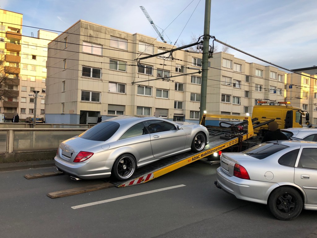 In Duisburg hat die Polizei einen Wagen sichergestellt und abgeschleppt