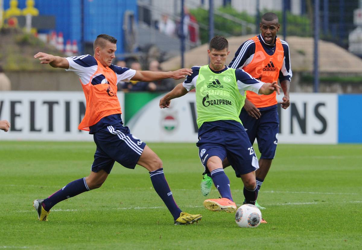 Rene Klingenburg (l.) - hier mit Klaas-Jan Huntelaar - spielte viele Jahre beim FC Schalke 04.