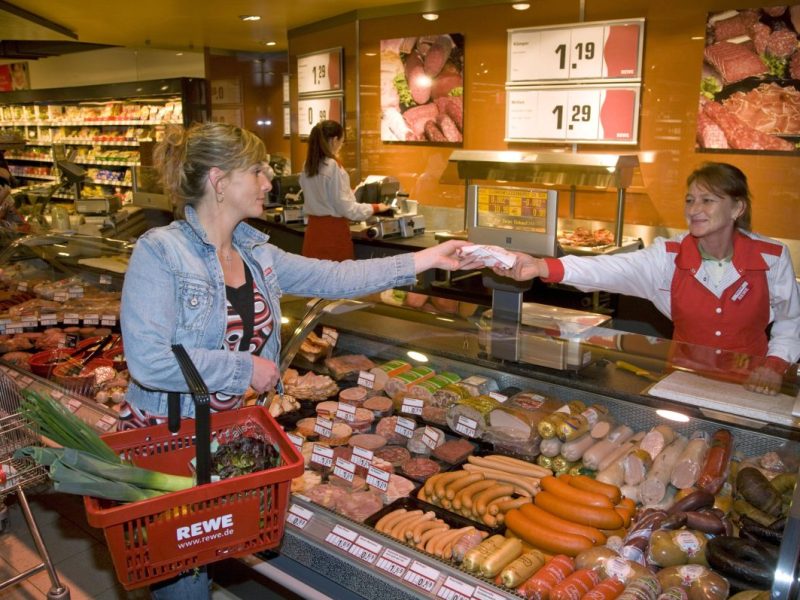 Rewe führt Neuerung an Fleischtheke ein. Kunden sind nicht begeistert.