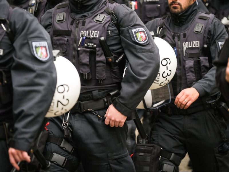 mehrere Polizisten