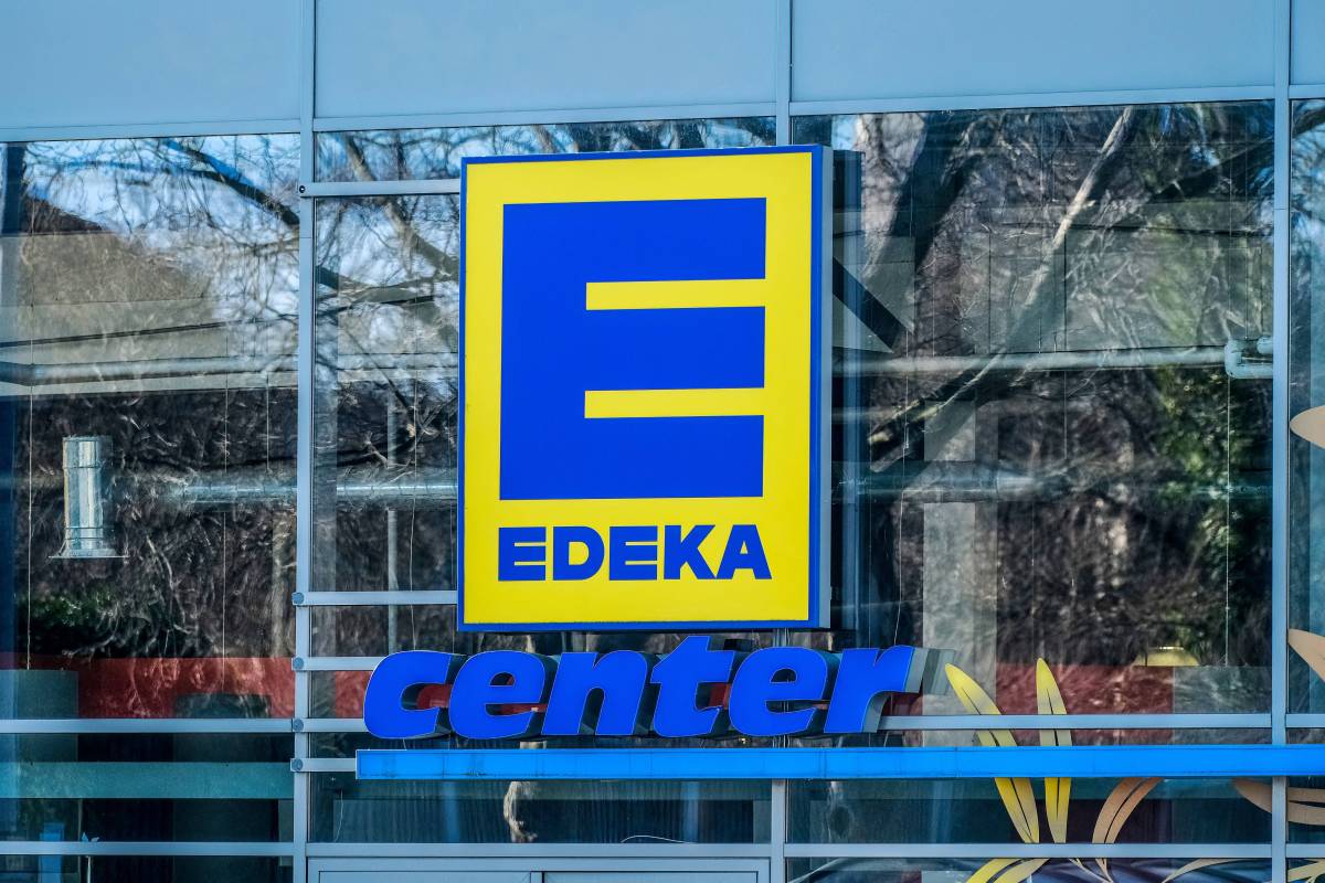 Ein Edeka-Kunde wird beim Einkauf überrascht.