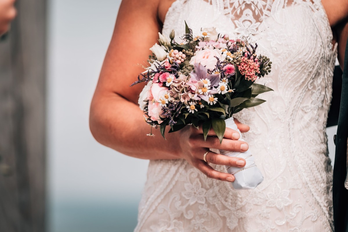 Die Braut einer Hochzeit stellte sich gegen einen Gast (Symbolbild).