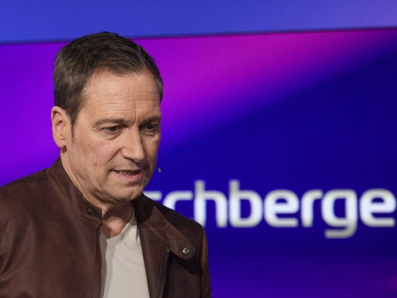 Dieter Nuhr mischt sich gerne in politische Debatten ein. Warum er seine Meinung zum Ukraine-Krieg geändert hat, erklärt er bei 