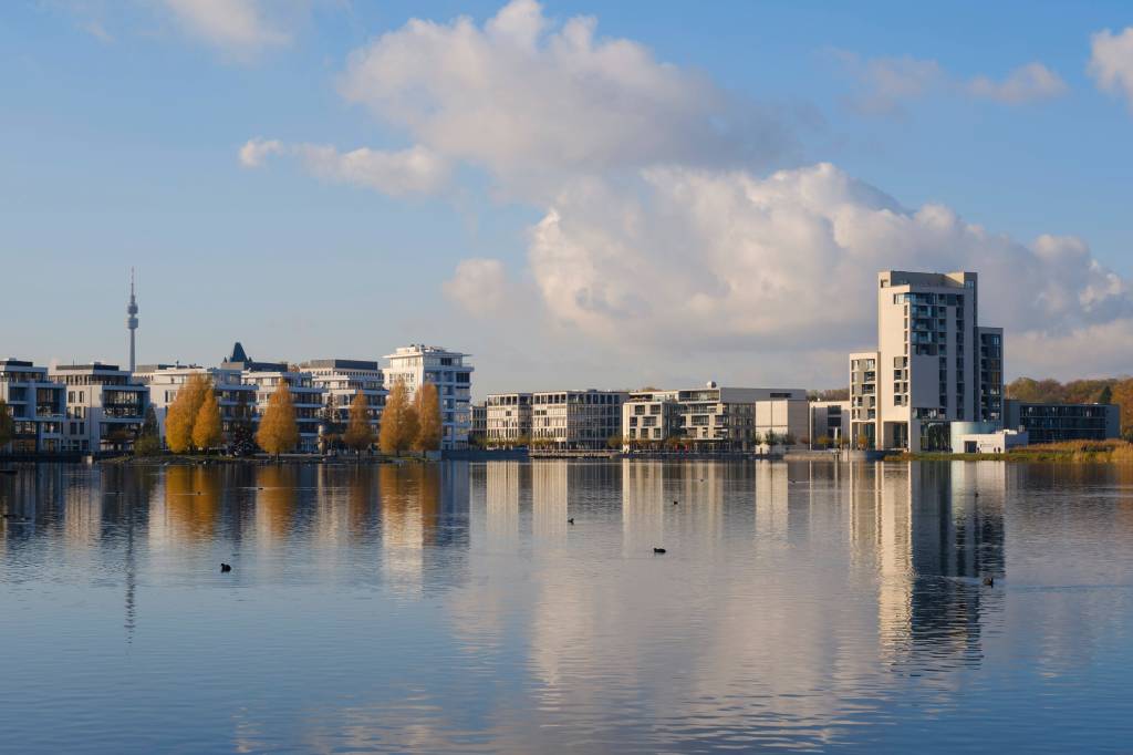 See mit modernen Häusern im Hintergrund