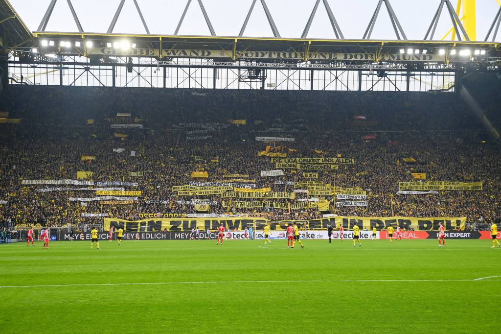 Protest-Aktion auf der Südtribüne bei Borussia Dortmund - Union Berlin.