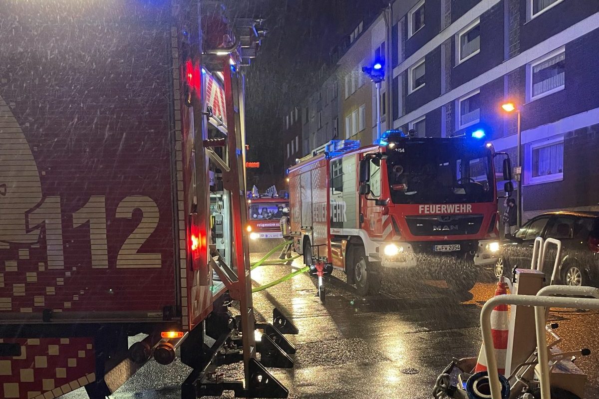 Essen Mehrfamilienhaus Feuerwehr Einsatzstelle