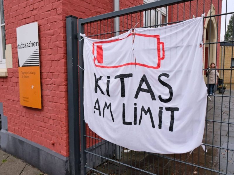Kitas am Limit Banner vor einer Kita in NRW