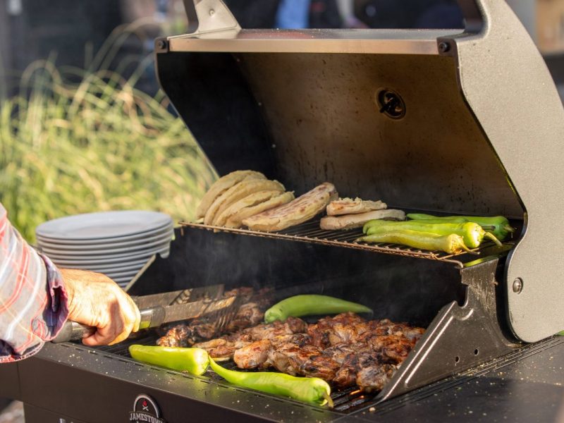 Grill mit Grillfleisch