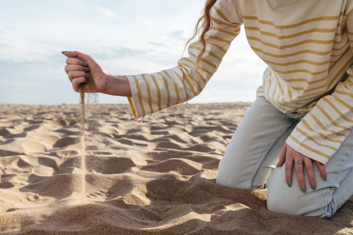 Urlaub an der Ostsee Frau gräbt im Sand