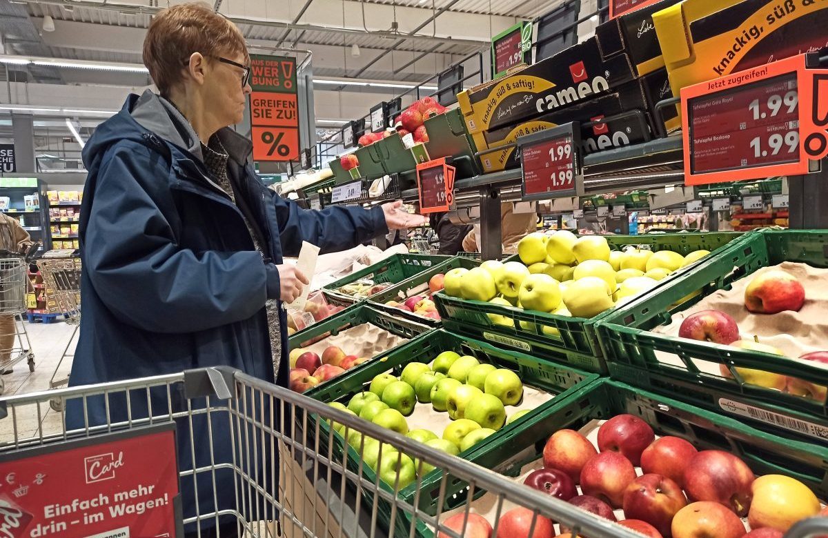 Kaufland-Kundin im Obst-Gemüse-Bereich