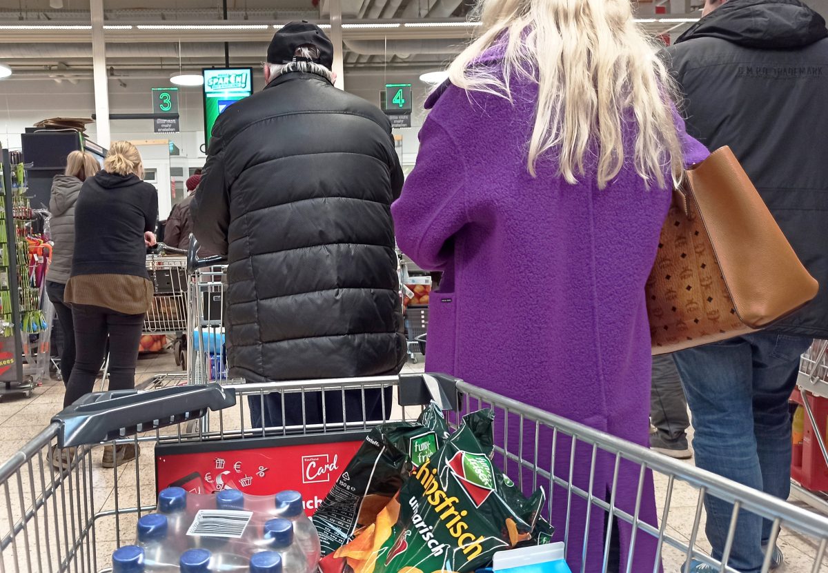 Schlange an der Rewe-Kasse