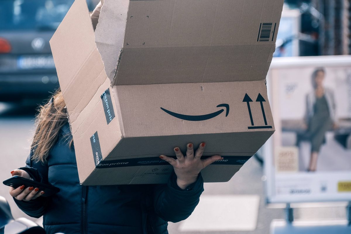 Kundin mit geöffnetem Amazon-Paket