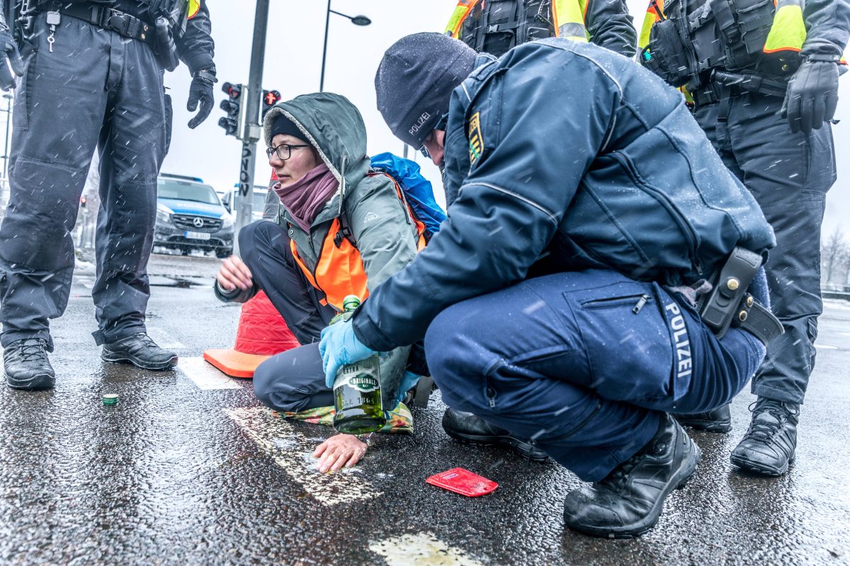 Aktivisten der Letzten Generation sorgen mit ihren Protest-Aktionen für Kontroversen. Jetzt übt eine weitere Klimaschutzbewegung Kritik.