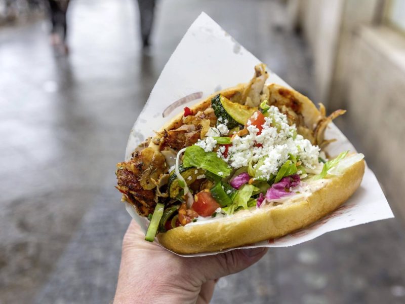 In Bochum gibt es eine neue Döner-Bude. Mit auf der Speisekarte ist ein Luxus-Döner für rund 30 Euro. Das Angebot wird wild diskutiert.
