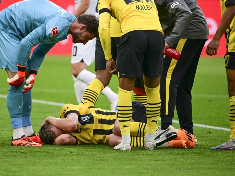 Dortmund - Frankfurt: Ein BVB-Spieler ging zu Boden.