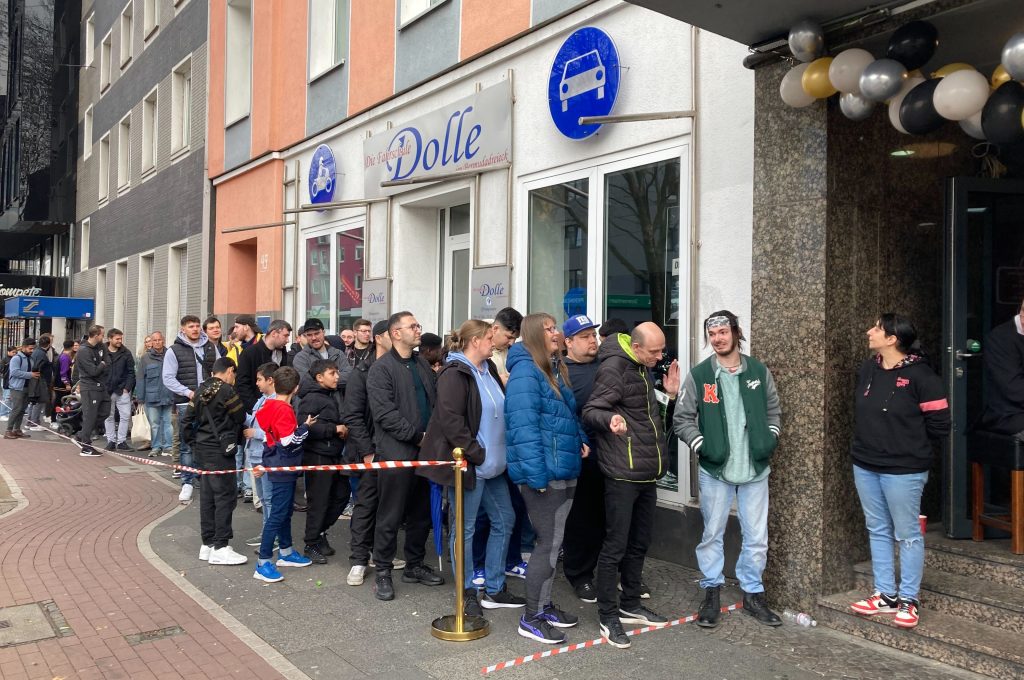 Schlange vor Döner-Laden in Bochum