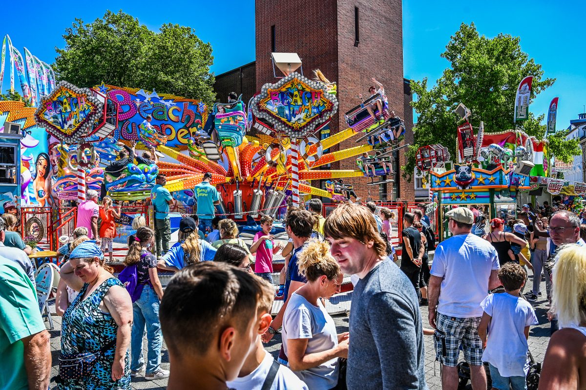 Oberhausen Sterkrade Fronleichnamskirmes Fahrgeschäfte und Besucher