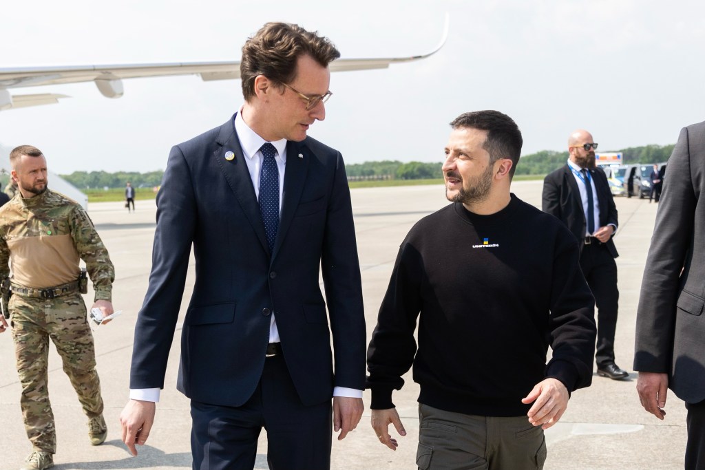 Selenskyj und NRW-Ministerpräsident Hendrik Wüst am Flughafen
