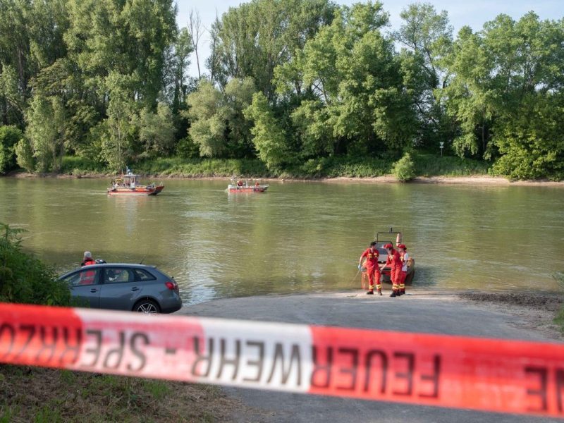 Unfallstelle in NRW, Bornheim, Rhein-Ufer, Rettungskräfte, Suchbote