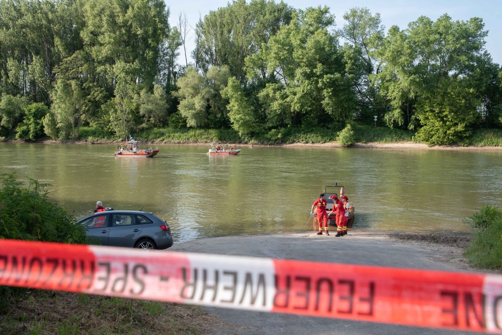 Unfallstelle in NRW, Bornheim, Rhein-Ufer, Rettungskräfte, Suchbote