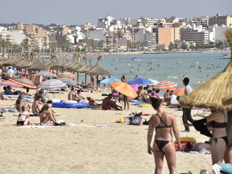 Urlauber am Strand von Mallorca