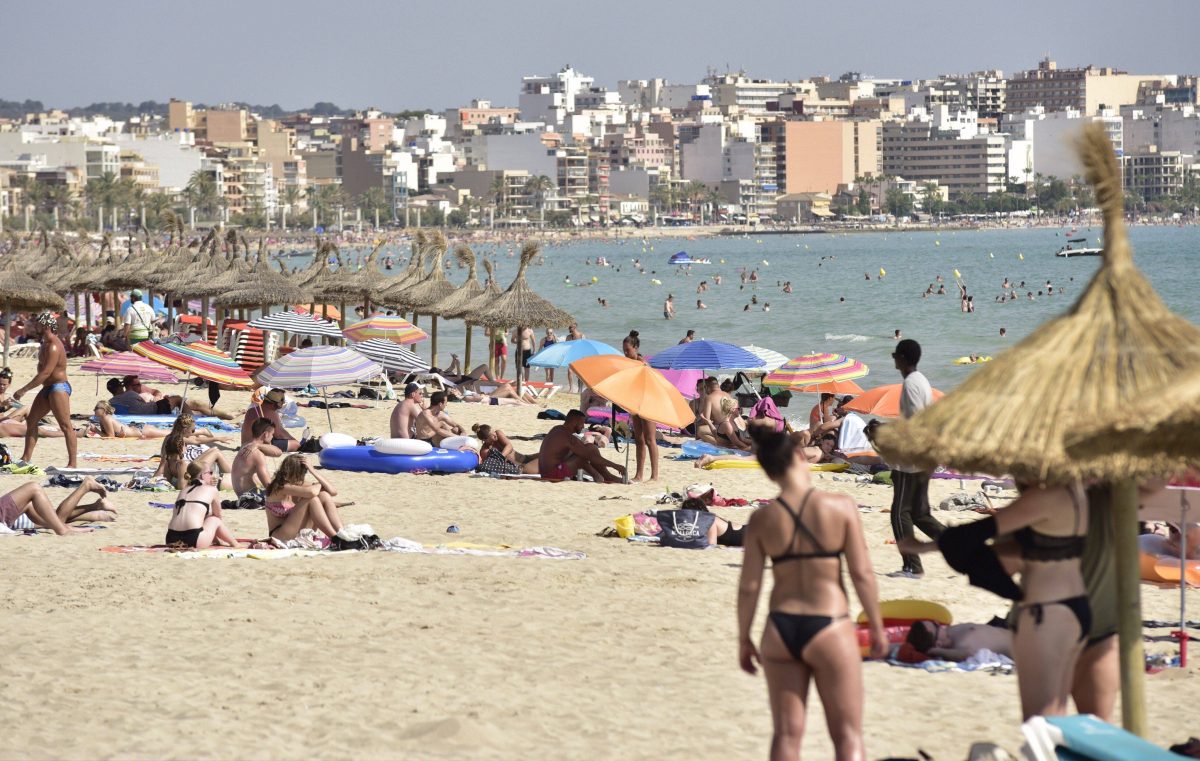 Urlauber am Strand von Mallorca