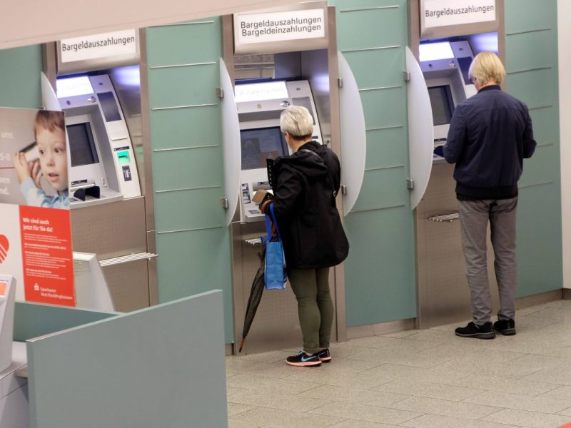 Kunden an Sparkasse-Automaten