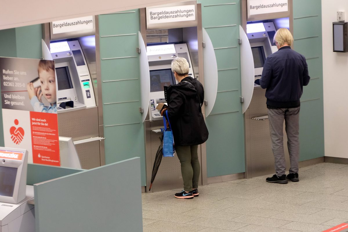 Kunden an Sparkasse-Automaten