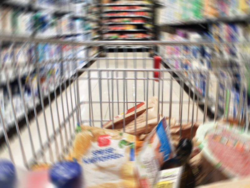 Beim Einkaufen können Kunden zwischen Produkten unterschiedlichster Hersteller wählen. Mit diesem Trick kannst du Geld sparen.