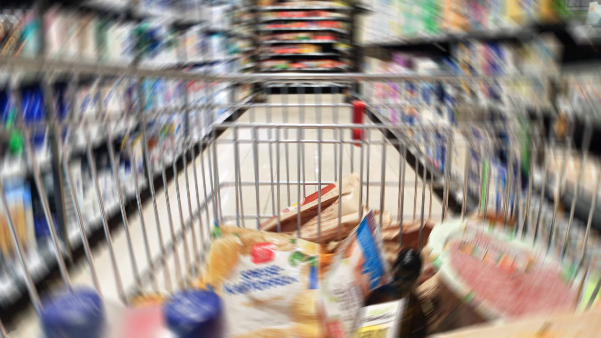 Beim Einkaufen können Kunden zwischen Produkten unterschiedlichster Hersteller wählen. Mit diesem Trick kannst du Geld sparen.