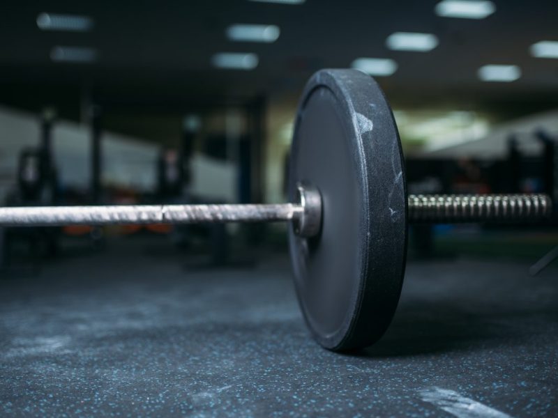 Hantel auf dem Boden eines Fitnessstudios