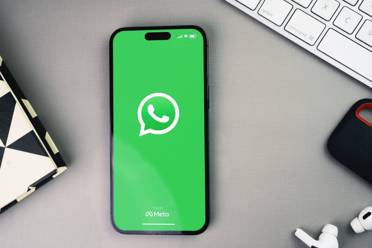 Whatsapp auf Smartphone, Schreibtisch, Tastatur